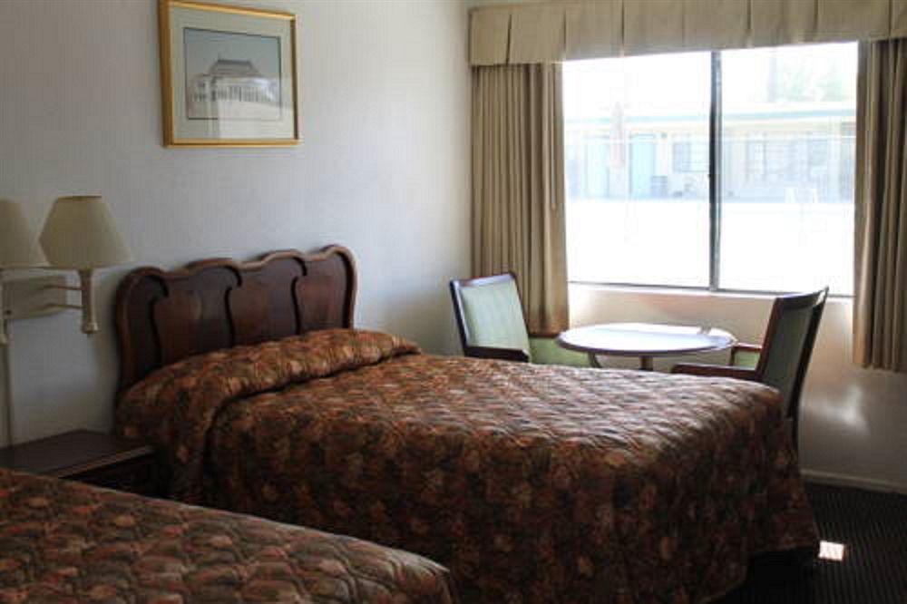 Indio Holiday Motel ภายนอก รูปภาพ